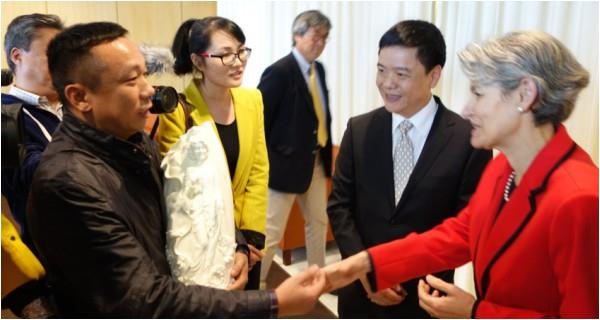 “中國(guó)白”走進(jìn)巴黎  再現(xiàn)璀璨魅力