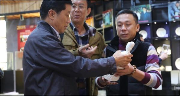 全國(guó)政協(xié)常委、中國(guó)文聯(lián)副主席趙化勇一行到多寶堂參觀調(diào)研